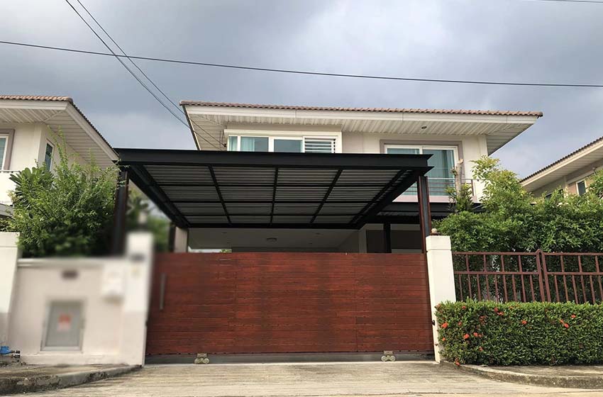 House with Shared Pool for rent in Srinakarin